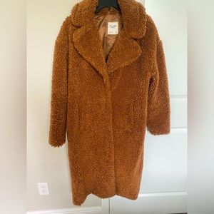 Lovely and couzy sherpa coat, size L. Pre-owned.